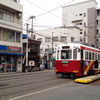 住吉電停付近。阪堺線を行く電車