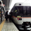 大阪と長野を結ぶ特急「しなの」が京都駅に到着。朝方の長野行きは0番ホームに、夜の大阪行きは7番ホームに滑り込む