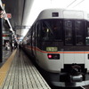 大阪と長野を結ぶ特急「しなの」が京都駅に到着。朝方の長野行きは0番ホームに、夜の大阪行きは7番ホームに滑り込む