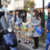 バレンタインデーが近づき「好きです 愛情運転」のチョコを配布し、バイクに安全運転を呼びかけた（12日・新宿区）