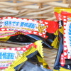 バレンタインデーが近づき「好きです 愛情運転」のチョコを配布し、バイクに安全運転を呼びかけた（12日・新宿区）