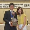 前回の世界選手権で優勝した藤田雄大選手と佐賀市プロモーション大使の優木まおみさん
