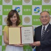 佐賀市長・秀島敏行氏から佐賀市プロモーション大使に委嘱される優木まおみさん