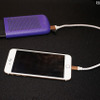 ベースにはUSB-A端子が付いていて、ケーブルでスマートフォンを充電する