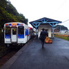 松浦鉄道は4月15日に運賃を改定する。写真は相浦駅に到着した松浦鉄道の列車。