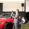 つづいて、山本主査と中山チーフデザイナーが登壇。山本主査の手にはCOTYのトロフィーが。