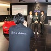 参加者達はロードスターと山本主査、中山チーフデザイナーと、そして「COTYトロフィー」とともに一組ずつ記念撮影を実施。トロフィーの重みを噛み締めていた。