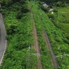 JR東日本は2019年度末の常磐線全線再開を目指す。写真は帰還困難区域内の常磐線の線路（大熊町夫沢付近・2015年8月7日）。