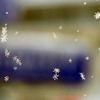 あまりに気温が低いので、クルマのウインドウガラスに付着した雪も結晶のまま