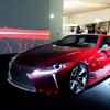 谷川じゅんじ氏、アーティスト・平川紀道氏、「LC500」デザイナー・森忠雄氏が登壇したトークショー「人間の感性とテクノロジーが切り開く、表現の新しい地平」（六本木ヒルズ森タワー52階 東京シティビュー、3月15日）