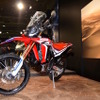 CRF250Lをベースに、ダカール・ラリー参戦マシン「CRF450 RALLY」のイメージを随所に採り入れたアドベンチャーモデルのプロトタイプ、CRF250 RALLY プロトタイプ。