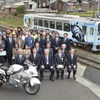 スズキの大型バイク「隼」のラッピングを施した若桜鉄道のWT3301「宝くじ号」。運行初日はバイクとの並走イベントも行われた。