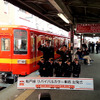 東武鉄道亀戸駅長・楠元道明氏、東武鉄道営業部スカイツリーライン営業支社長・今度祥一氏、小村井駅ちかくにあるあづま幼稚園の園児ら（3月23日、亀戸駅）