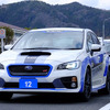 高速周回路バスツアーの横を220km/h超えで突っ走る、スバルドライビングアカデミートレーニング車（3月27日、栃木県佐野市・スバル研究実験センター）