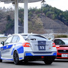 高速周回路バスツアーの横を220km/h超えで突っ走る、スバルドライビングアカデミートレーニング車（3月27日、栃木県佐野市・スバル研究実験センター）