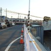 京成本線の実籾第4号踏切（左上）。アンダーパス道路（右下）への切替により3月30日16時をもって廃止される。