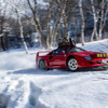 雪山を疾走するフェラーリF40