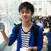 iPhone SEをApple Store表参道にて初日にゲットしたお客様。片手に持ちながら「懐かしい大きさですね」とコメントしてくれた