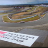 3月27日、SUPER GT富士公式テスト2日目には、1コーナーは既にこの様相となっていた。
