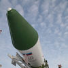 射点に立てられるプログレス補給船（63P）を搭載したソユーズロケット