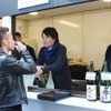 中田英寿氏が、イベント会場で日本酒を味わっているところ