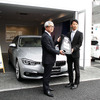 セントラル自動車技研代表取締役社長・田中徳兵衞氏と高宮祐樹選手（Central BMW 浦和営業所、4月9日）