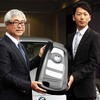 セントラル自動車技研代表取締役社長・田中徳兵衞氏と高宮祐樹選手（Central BMW 浦和営業所、4月9日）