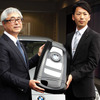 セントラル自動車技研代表取締役社長・田中徳兵衞氏と高宮祐樹選手（Central BMW 浦和営業所、4月9日）