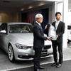 セントラル自動車技研代表取締役社長・田中徳兵衞氏と高宮祐樹選手（Central BMW 浦和営業所、4月9日）