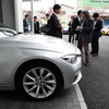 東京マラソン2016トップの高宮祐樹選手にBMW『330e』ラグジュアリーが副賞として贈呈された