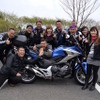 写真左から2番目、手前でソフトクリームを持ってにこやかに笑っているのが、グループのリーダーであるコウさん。