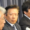 燃費の不正について謝罪する三菱自動車の役員（左から中尾龍吾副社長、相川哲郎社長、横幕康次執行役員