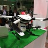 「空飛ぶパトカー」ともいえるデザインをした「FRG-Pato」。赤外線カメラと2つの赤色灯を搭載した特殊機体となっている（撮影：防犯システムNAVI）