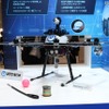 現行機の展示。ケーブル敷設用リード線投下機能、リアルタイム映像伝送機能、非GPS環境下での飛行機能、上部撮影機能などを備えている（撮影：防犯システム取材班）