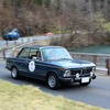 湯ノ湖湖畔を行くBMW 2002