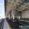 羽衣駅に整備された新しい下り高架ホーム。5月14日から使用を開始する。