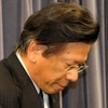 不正操作の経緯を説明し、退出する三菱自動車の相川哲郎社長（26日・霞が関）