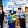 左から、レゴジャパンマーケティングディレクター・長谷川敦氏、レゴ認定プロビルダー・三井淳平氏、ネタ連発の柳沢慎吾氏