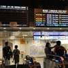 表示ができなくなったJR東日本新幹線表示（左）。運行は正常で、隣のJR東海の新幹線、在来線の表示に問題はない(4日19時・東京駅）
