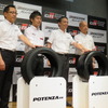 左からブリヂストンの井出氏、トヨタの大嶋和也選手、ブリヂストンの久米氏と板野（ばんの）氏。