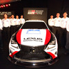 トヨタGAZOOレーシングの今季ニュル24時間レース参戦ドライバーたち（中央のマシンは「LEXUS RC」）。