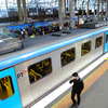 サザンクロス駅（Southern Cross）で客を待つメルボルンの近郊電車