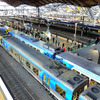 サザンクロス駅（Southern Cross）で客を待つ中長距離列車（V/Line）と近郊電車