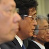 報酬を返上する益子修会長（中央）、引責辞任する相川哲郎社長（手前）、中尾龍吾副社長（奥）、（18日・国交省）