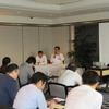 20日のメディア説明会。中央で話すのが村田氏。