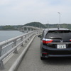 人気の撮影スポット、山口県下関市の角島大橋で