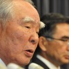 「不正が積み重なった」と謝罪するスズキ・鈴木治会長と鈴木俊宏社長（奥）