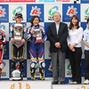 レディースロードレース第2戦のプレゼンターとして登場した井形ともさん（右）