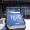 標準画面。時刻と曜日、日付（月はなし）、電池残量などが表示される。下部の点線は秒を示す