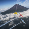 室屋義秀選手がエアレース・パイロットたちを率いて富士山でおもてなしフライト（6月1日）
